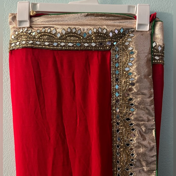 Elegant Red and Gold Women's Saree - Picture 2 of 4